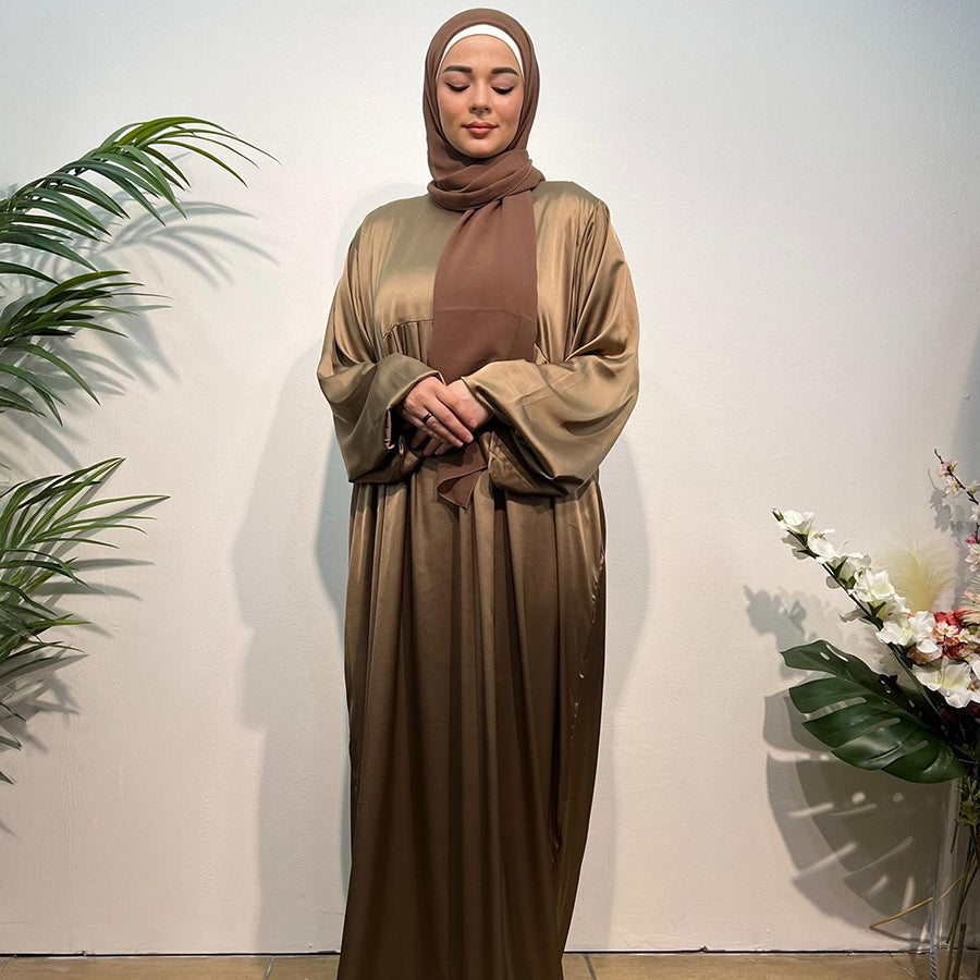 Elegante Serenity: Frontgeschlossene Abaya mit Frontteilung in Armani Satin