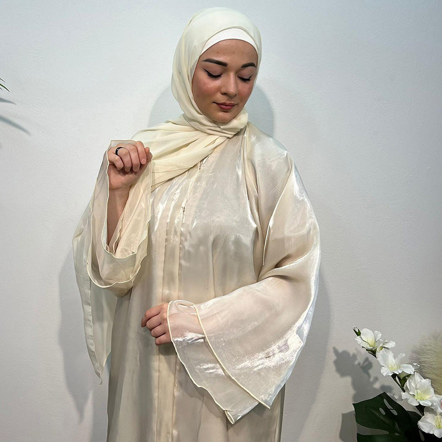 Ivory Elegance: Mehrlagige Organza-Abaya mit glockenförmigen Ärmeln