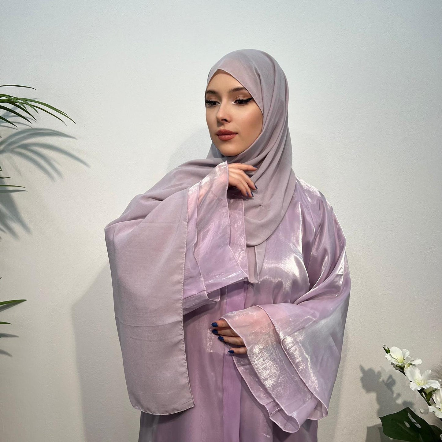 Lavender Dream: Mehrlagige Organza-Abaya mit glockenförmigen Ärmeln