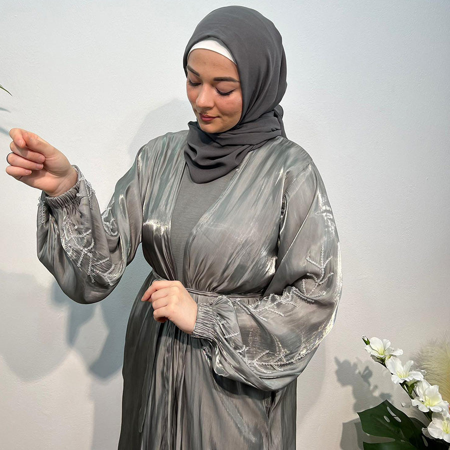 Mystic Shimmer: Zweiteilige Abaya mit glänzendem Organza