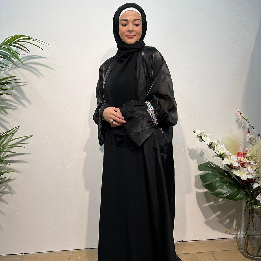 Elegance Noire: Dreiteilige Organza-Abaya mit Kristallarmband und Kopftuch