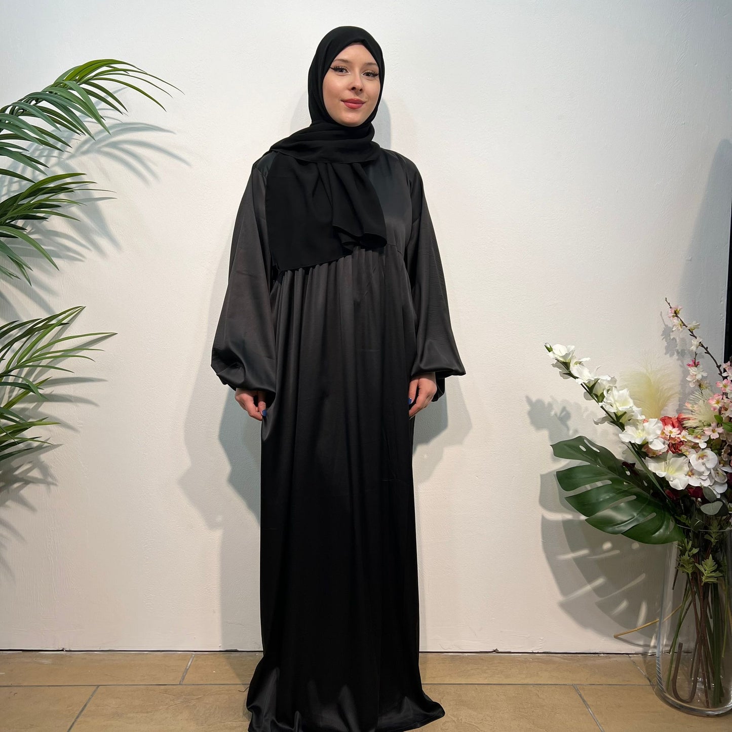 Satina Elegance: Frontgeschlossene Abaya mit fließenden Ärmeln aus Armani-Satin