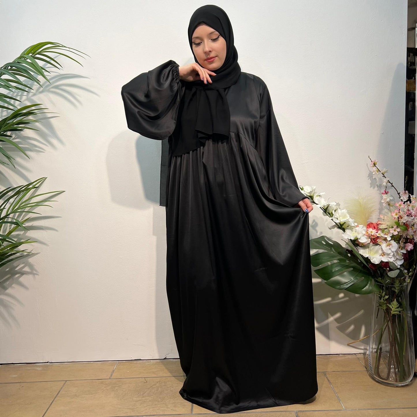 Satina Elegance: Frontgeschlossene Abaya mit fließenden Ärmeln aus Armani-Satin