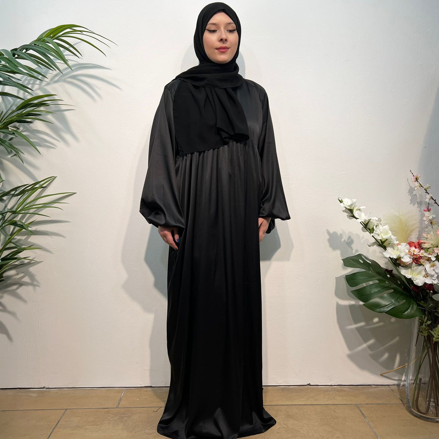Satina Elegance: Frontgeschlossene Abaya mit fließenden Ärmeln aus Armani-Satin